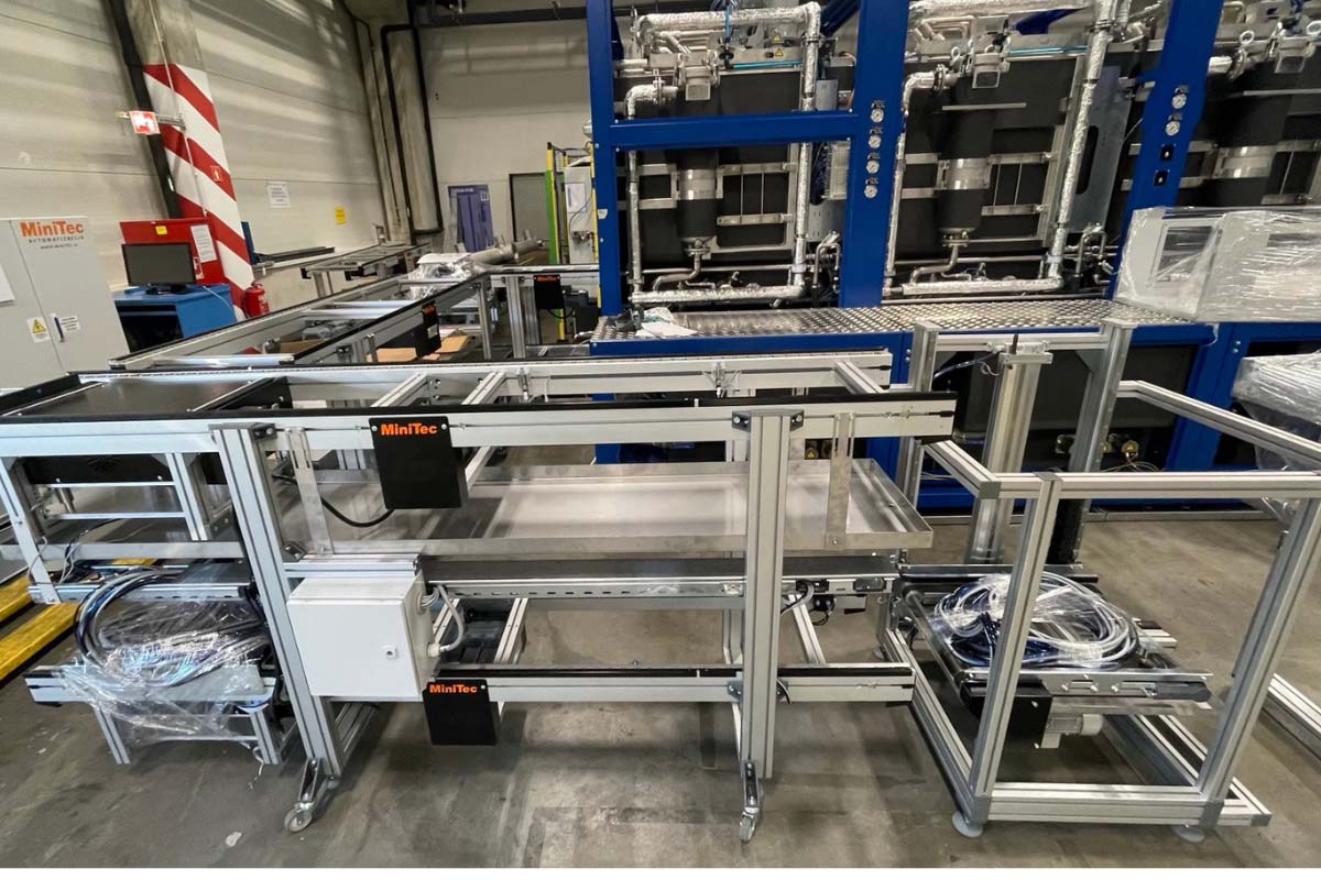 FMS paletna linija v procesu avtomatizirane&nbsp;strojne&nbsp;obdelave odlitkov (dvo-nivojska)