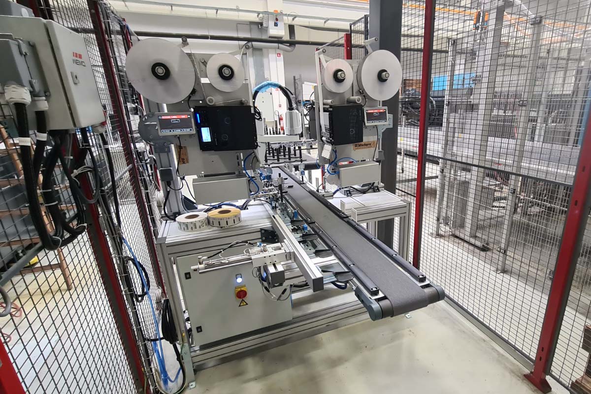 Robotska celica za etiketiranje in sortiranje plastičnih stojal za papirnate brisače