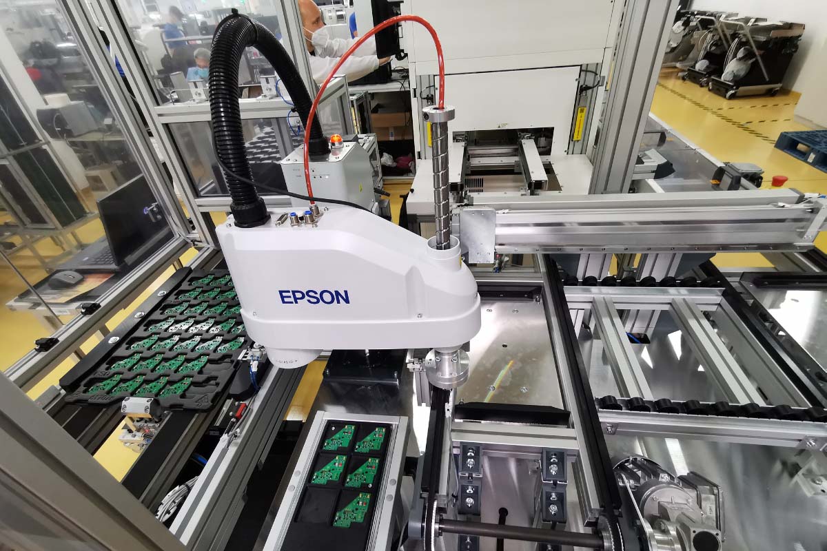 Linija za preizkus ter sortiranje elektronskih vezij z robotom