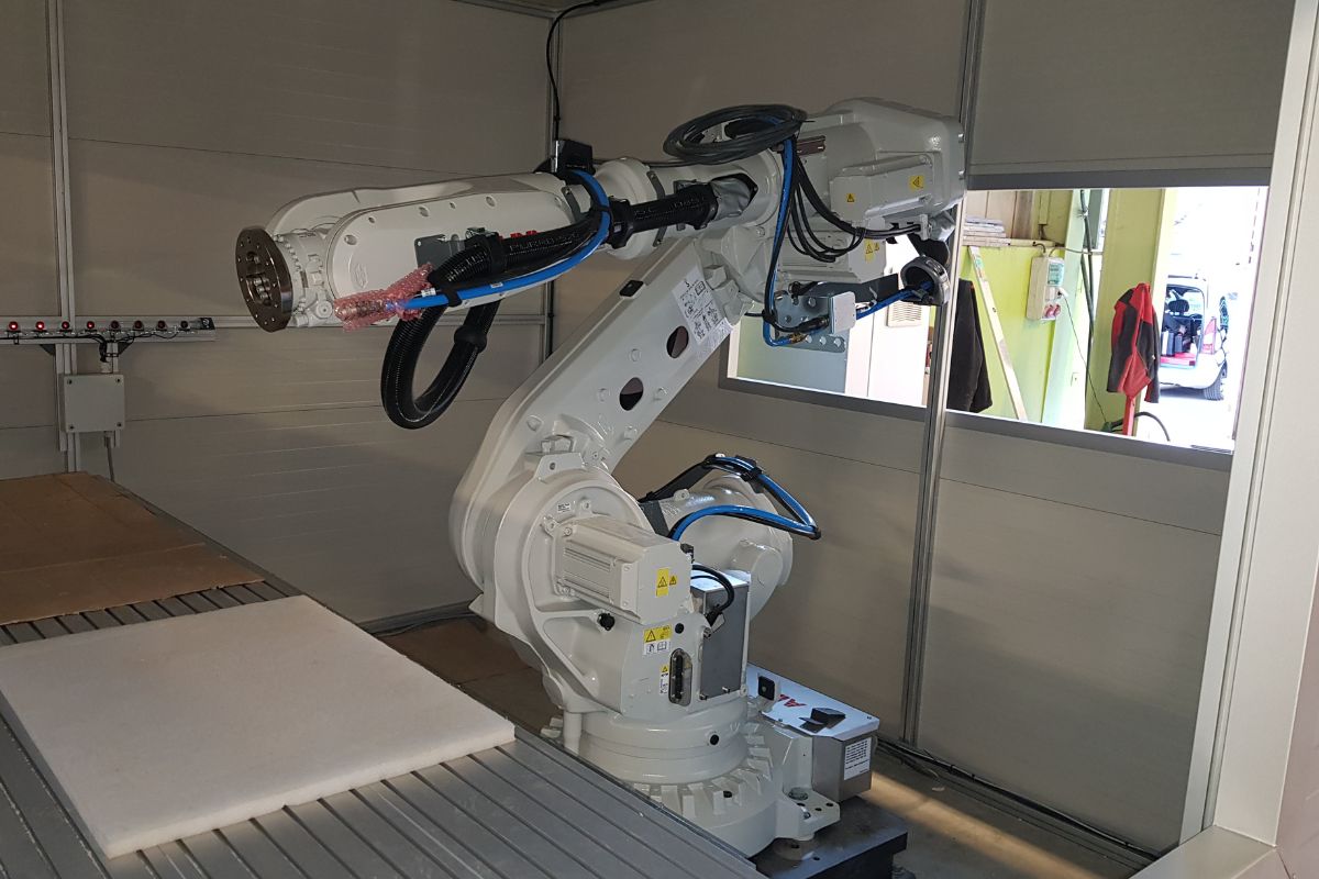 Robot v celici za rezkanje izolacijske pene 