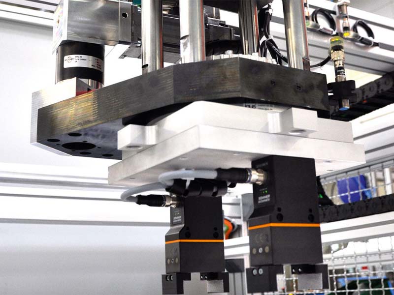 Primer linearnega sistema Minitec: 5 osni servo manipulator s prijemalom
