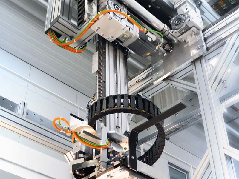 Primer linearnega sistema Minitec: 4 osni servo manipulator