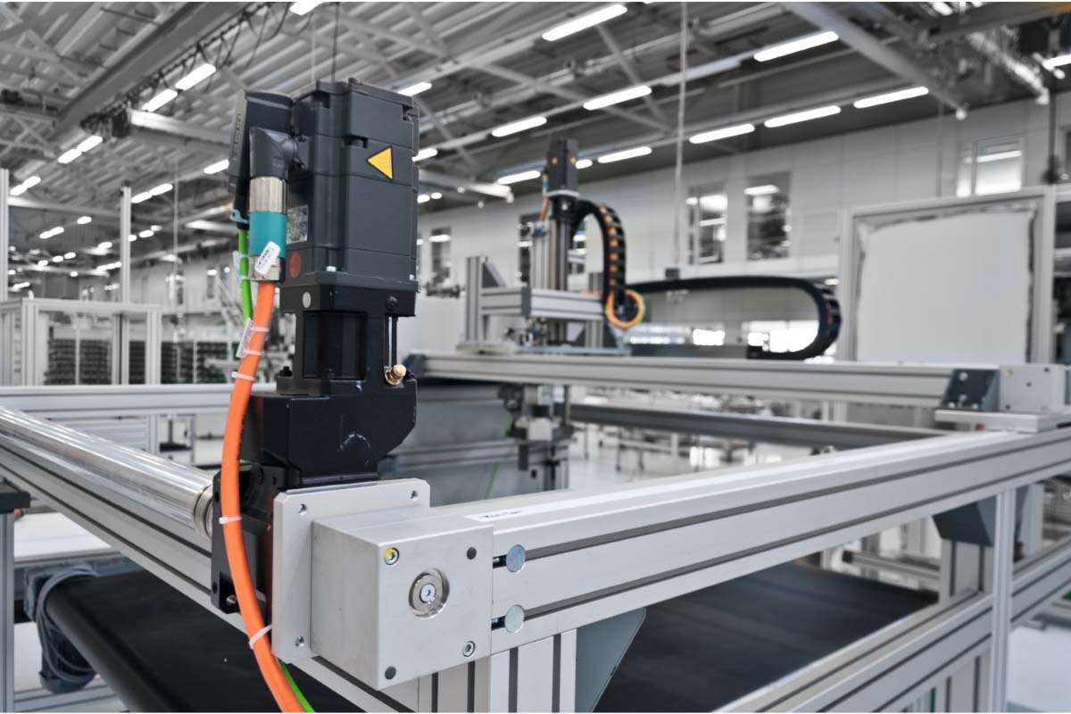 Primer linearnega sistema Minitec: Linearni manipulator za prelaganje plošč