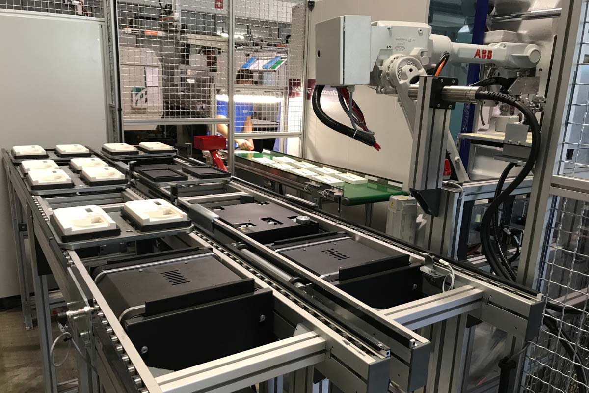 Robotizacija strege stroja za brizganje in montaža elementov ohišja na FMS proizvodni liniji