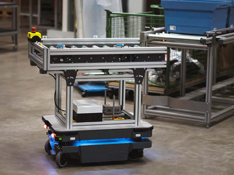 Avtomatizacija in robotizacija skladišč z avtonomnimi roboti