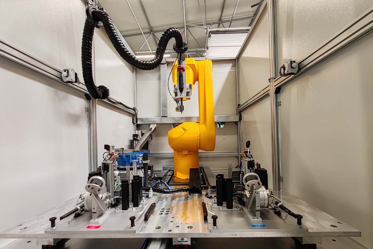 Robot za vijačenje avtomobilskih luči