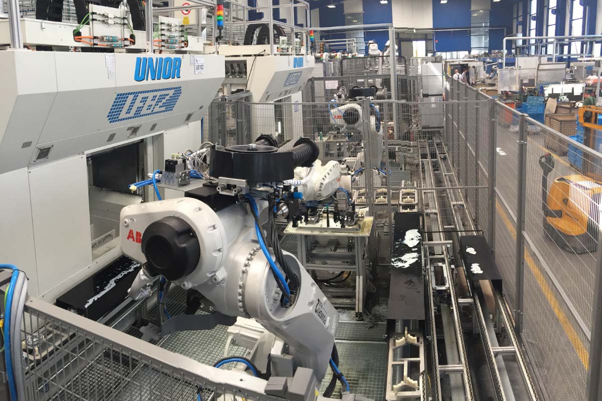 Robotsko posluževanje CNC obdelovalnih strojev