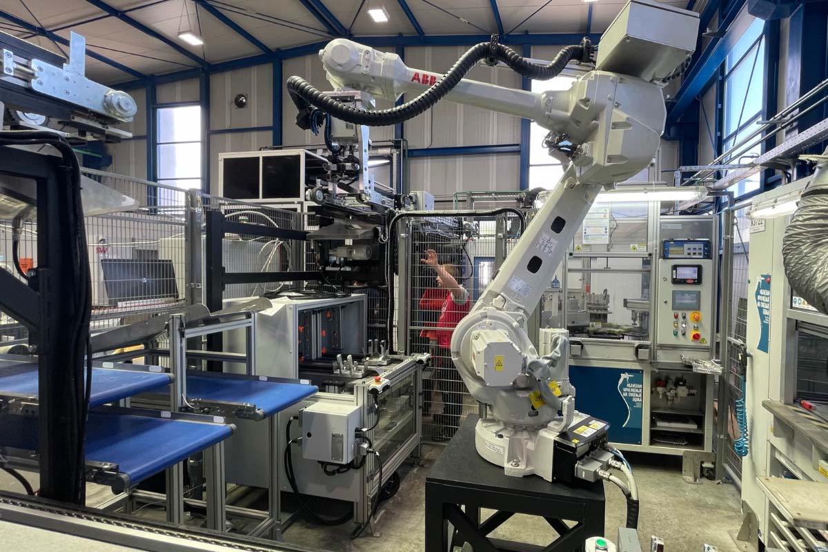 Robotsko posluževanje dveh obdelovnih strojev, pralnice in dveh kontrolnih naprav