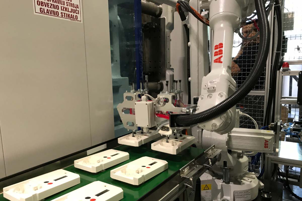 Robotizacija stroja za brizganje plastike ter montaža in kontrola tipk v ohišju