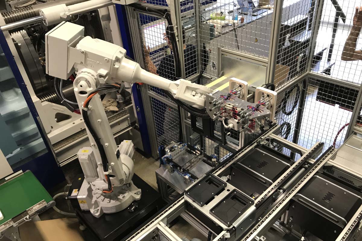 Robotizacija optične kontrole nabrizgavanja gumi komponente pri več komponentnem brizganju